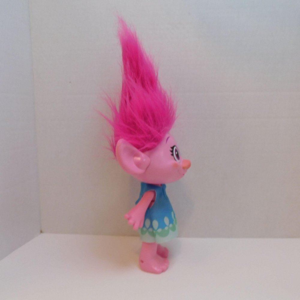 Hasbro Dreamworks Trolls Talking Light-Up Princess Poppy - Picture 3 of 8